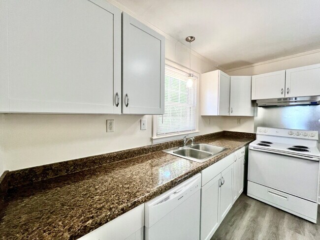 Foto del edificio - Updated Home in Convenient Location