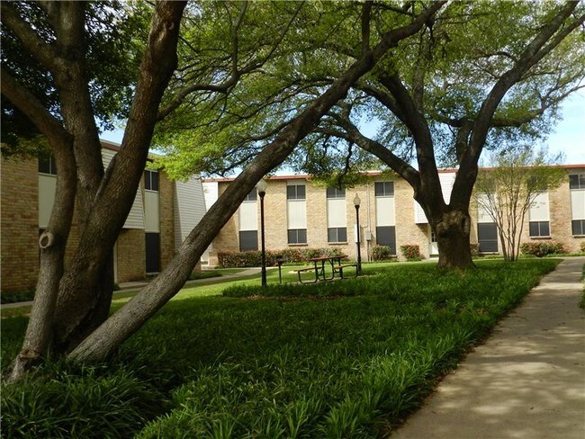 Foto del edificio - 901 WOODED Acres Dr