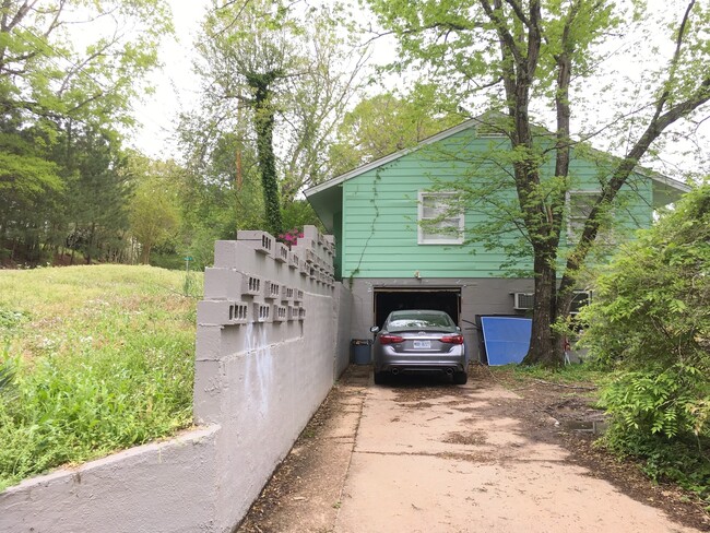 Building Photo - Elm Street Home close to Square