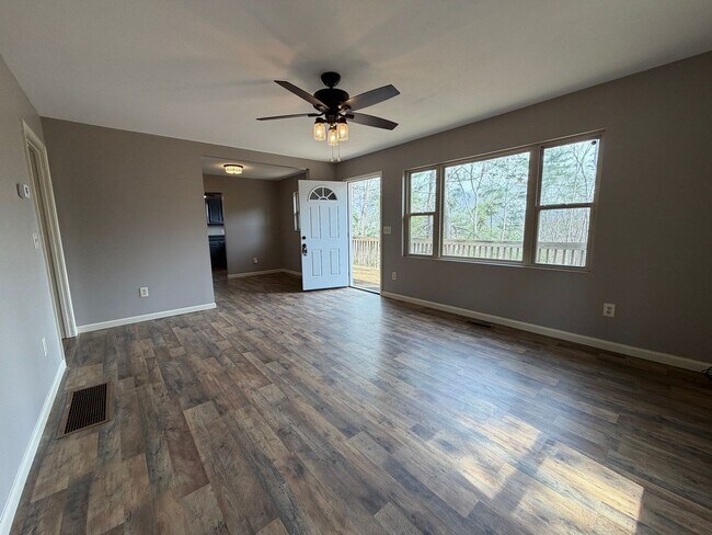 Foto del edificio - East AVL - Ready now! Big Basement!