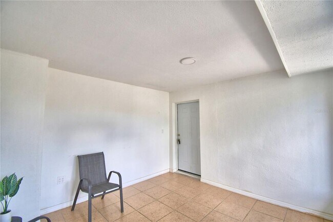 Building Photo - 2405 Roslyn Ln