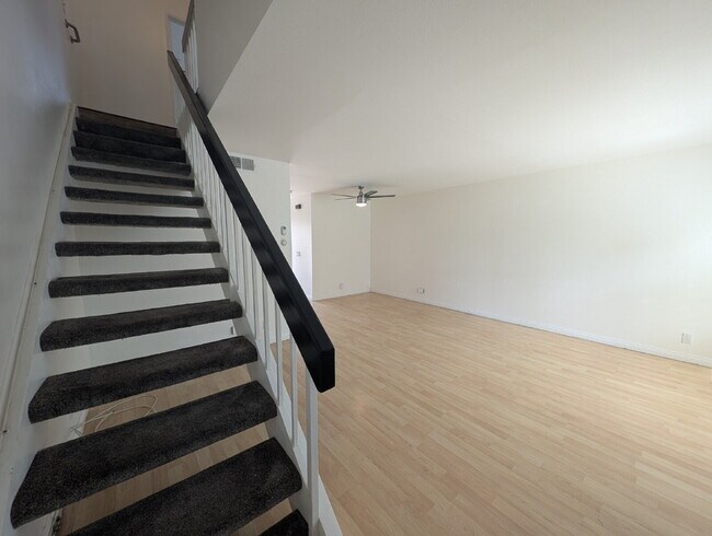 Foto del edificio - MOVE-IN READY - SPACIOUS 2-BEDROOM TOWNHOM...