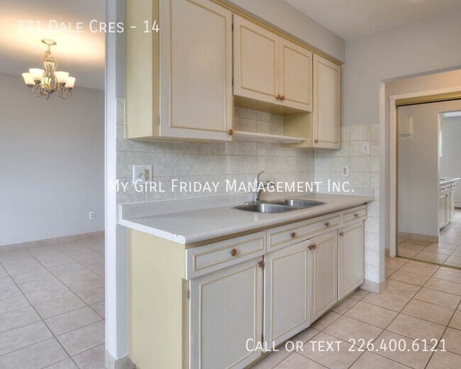 Building Photo - 371 Dale Crescent