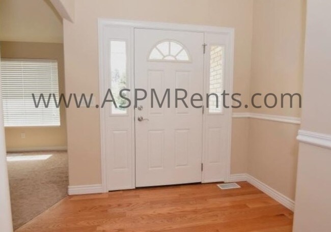 Building Photo - 5 bed, 3 bath, mother-n-law apt.