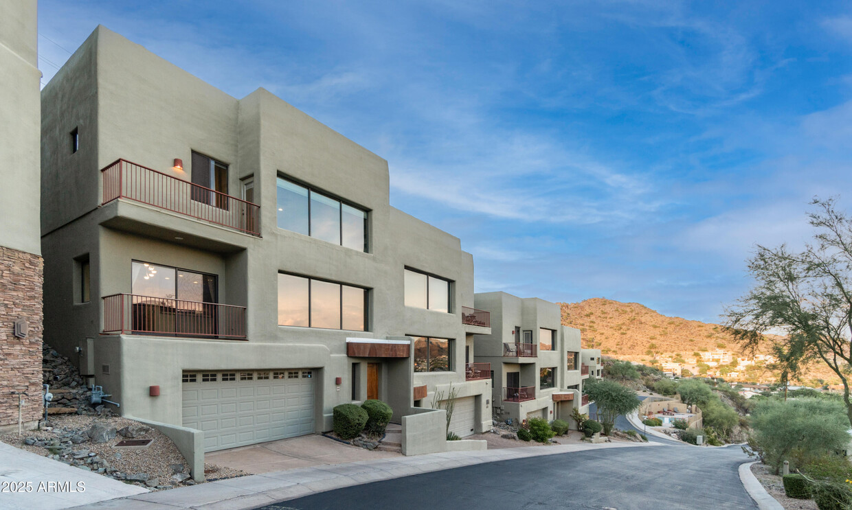 Foto principal - 44 W Foothill Dr