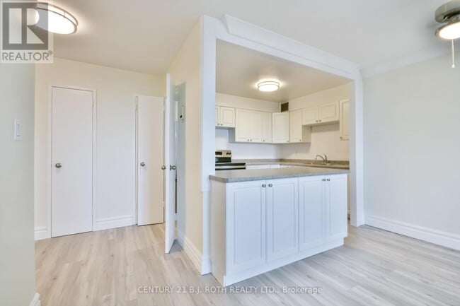 Building Photo - 2 Grove St E