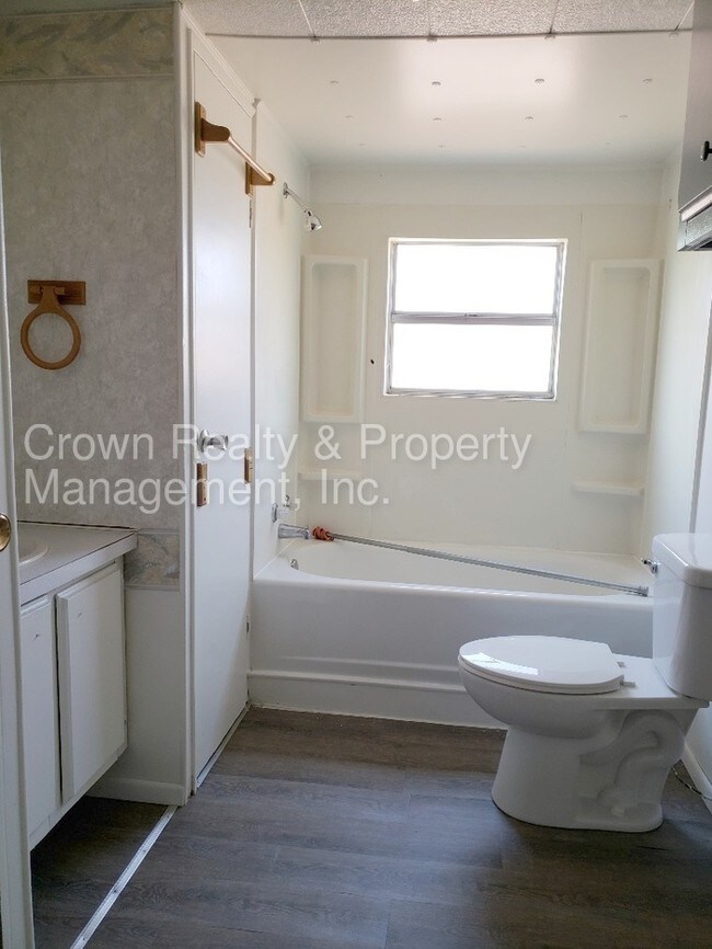 Building Photo - 4409 Summit Dr