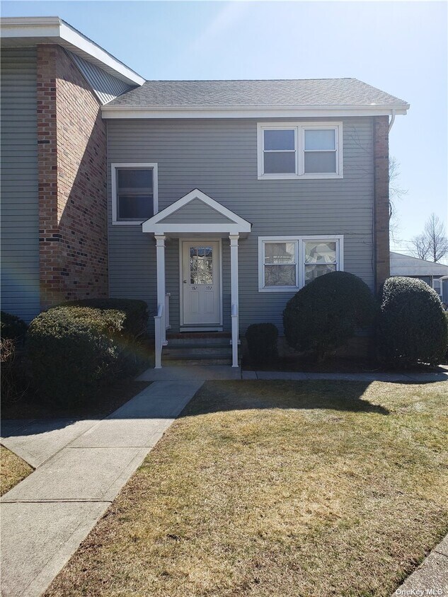 17 Hewlett Ct Unit 17B, Babylon, NY 11702 Apartment for Rent in