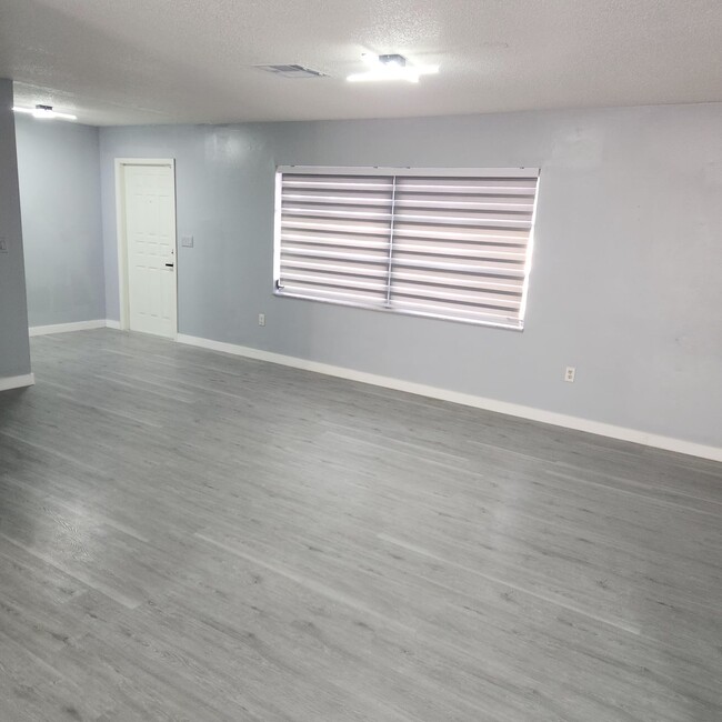 Foto del edificio - 965 McMahon Ave NW