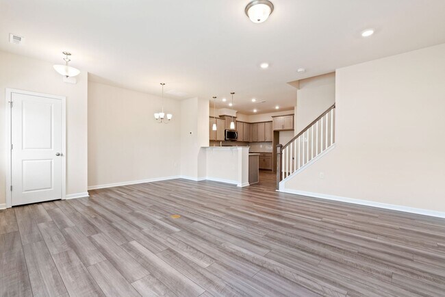 Foto del edificio - Like-New Townhome Walk to Downtown | Garage + Internet Included