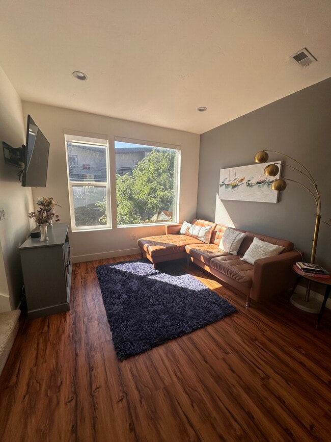 Building Photo - 1037 W Rooftop Dr