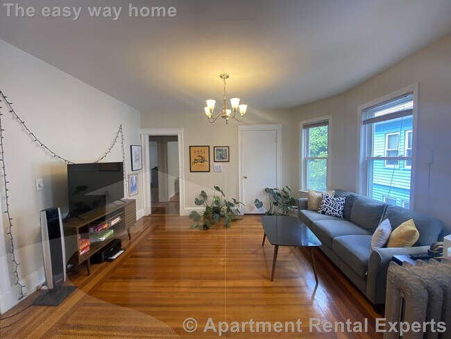 Building Photo - 24-26 Burnham St Unit #2