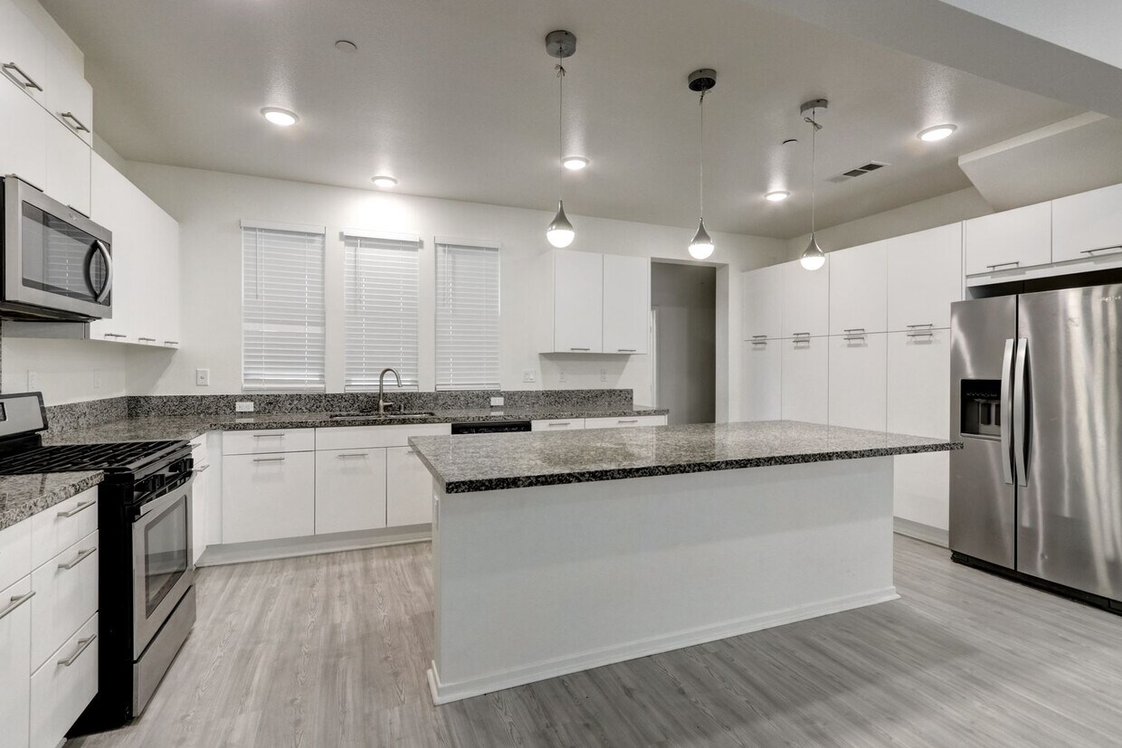 LARGE TOWNHOME IN 92154. 3 BEDROOMS,2.5 B... - LARGE TOWNHOME IN 92154.  3 BEDROOMS,2.5 B...
