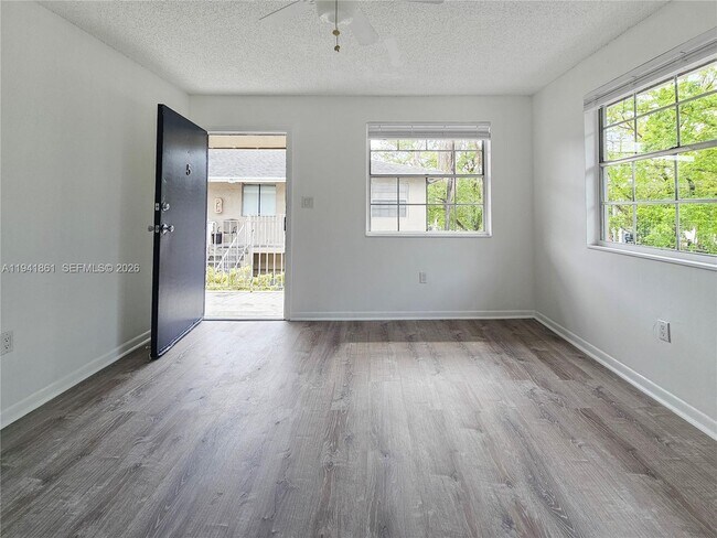 Foto del edificio - 6617 SW 10th St