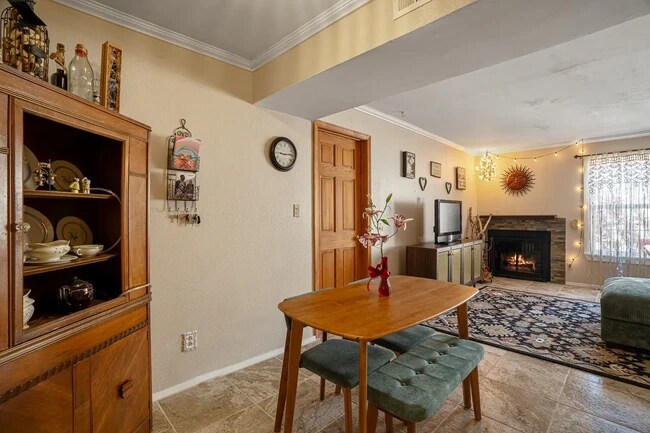 Área de comedor - 2501 W Zia Rd