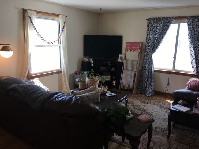 Building Photo - Charming 2BR/1BA, 840sq.ft. Cottage-Bungal...
