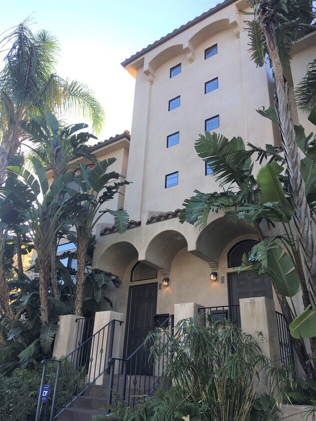 Primary Photo - 15920 W Sunset Blvd