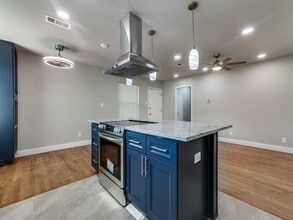 Building Photo - 328 La Salle Dr