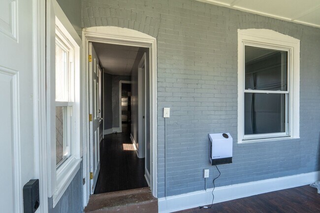Building Photo - Newly renovated 2 bedroom 1st Fl Unit