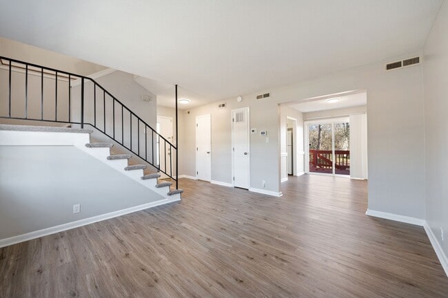 Foto del edificio - Charming 2-Bedroom End Unit townhome Avail...
