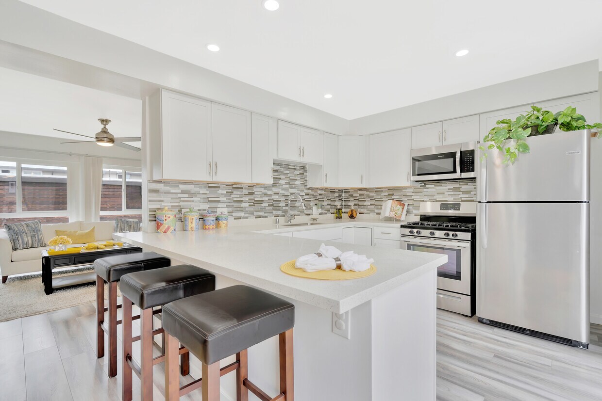 Foto principal - Palm View Village (Furnished Units Available)