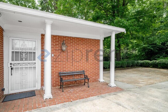 Foto del edificio - 615 Pinecrest Dr