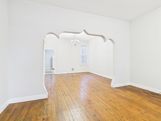 Foto del edificio - Huge 4 bed 2 full bath home in the heart of Fairmount.