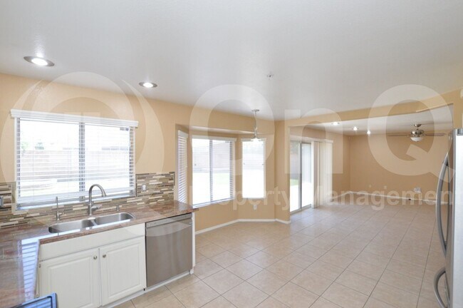 Foto del edificio - 9325 E Pershing Ave