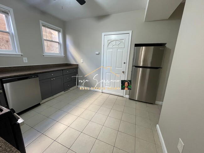 Building Photo - 68 Bellevue St