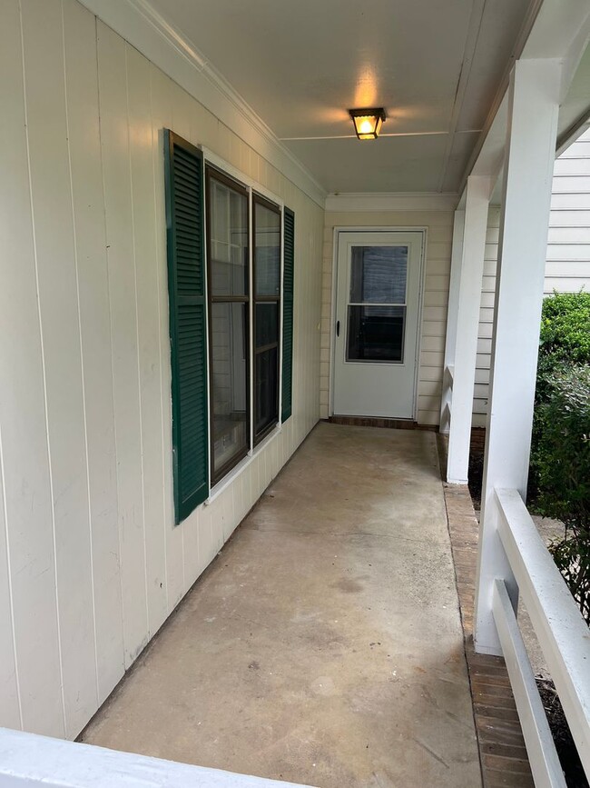 Building Photo - Great 3 Bed, 2 Bath Ranch Home in East Cha...