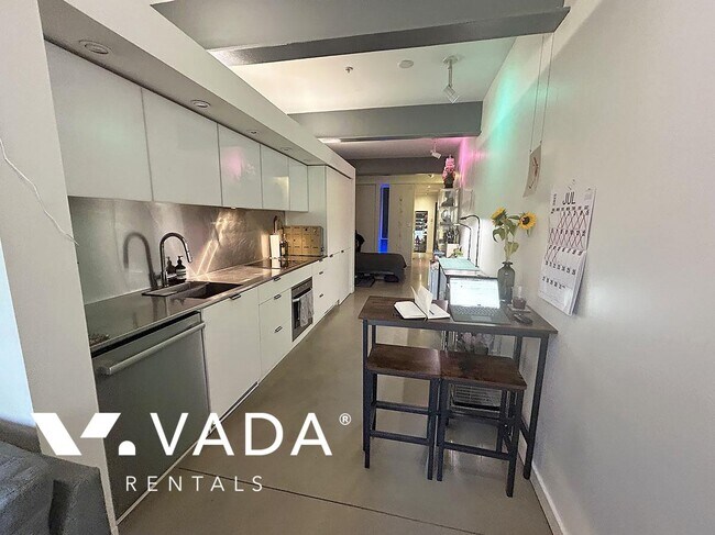 Photo du bâtiment - The Paris Block 1 Bedroom Loft For Rent 40...