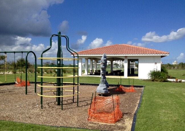Building Photo - 768 Lago Dr