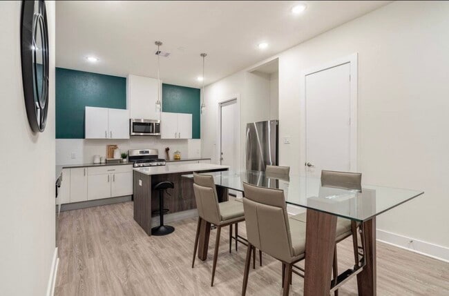 Building Photo - 10211 Las Nubes Ave