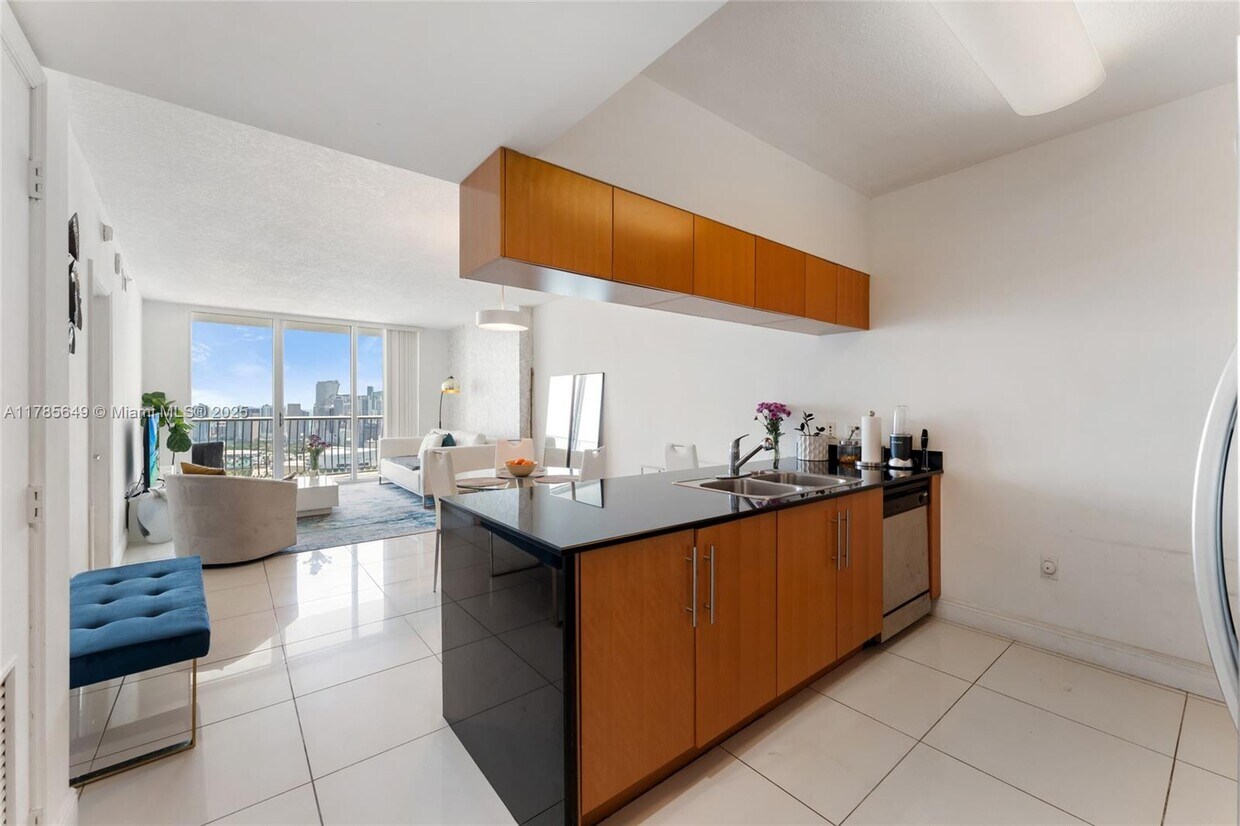 Primary Photo - 1750 N Bayshore Dr