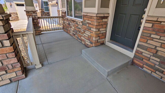 Building Photo - Awesome 3 Bedroom, 2.5 Bath with Study and...