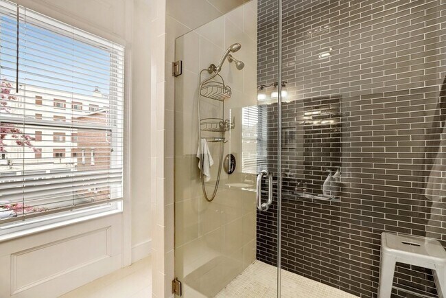 Foto del edificio - 423 E 5th St