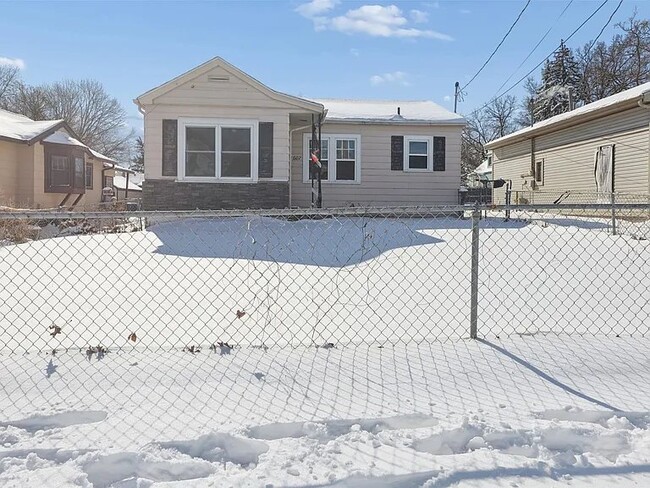 Building Photo - 1807 E Walnut St