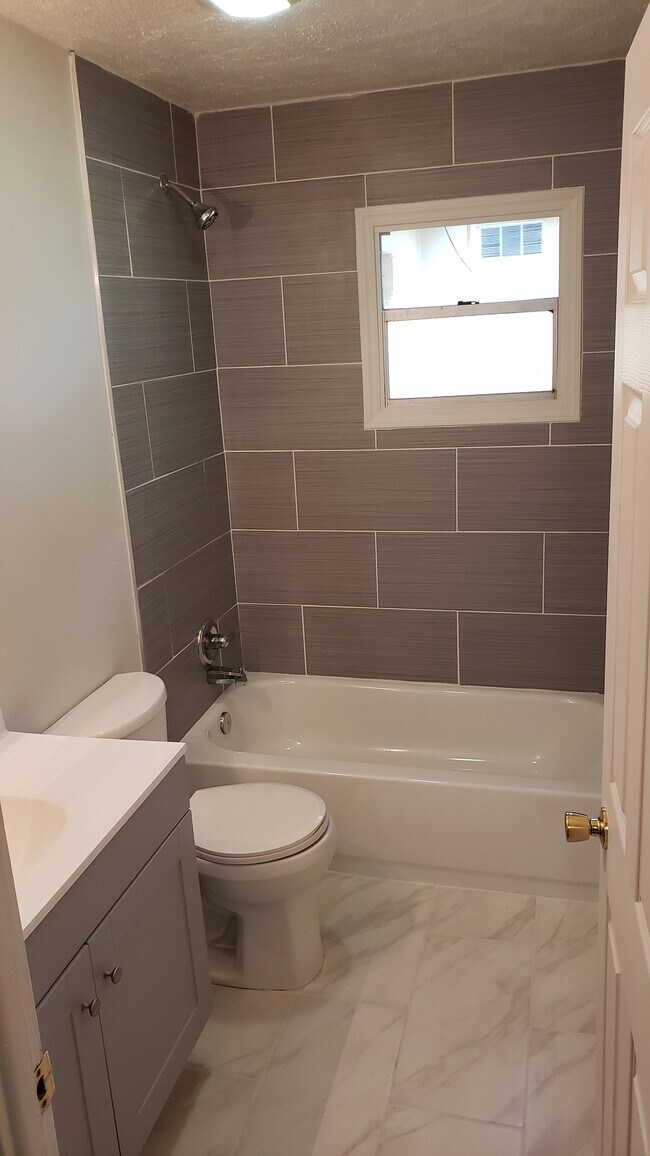 Nuevo baño 2022 - 2305 NE 10th Terrace