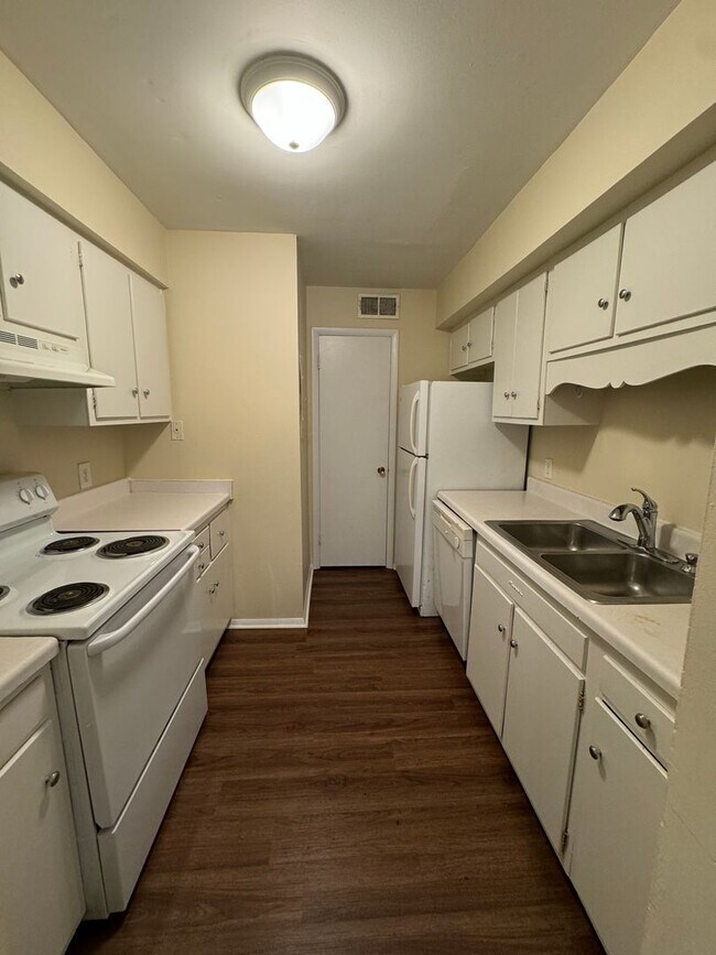 Building Photo - 2BR/1.5BA Townhome Style Apartment