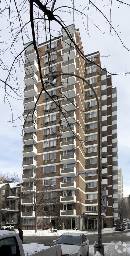 Building Photo - 3505 Sainte-Famille
