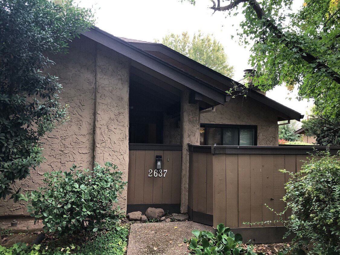 Primary Photo - 2637 Castlewood Ct