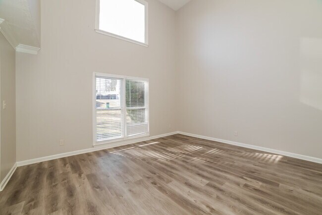 Foto del edificio - 5690 Roundelay Way