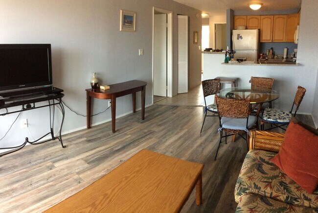 Foto del edificio - Mostly furnished upstairs 2 bed., 2 full b...