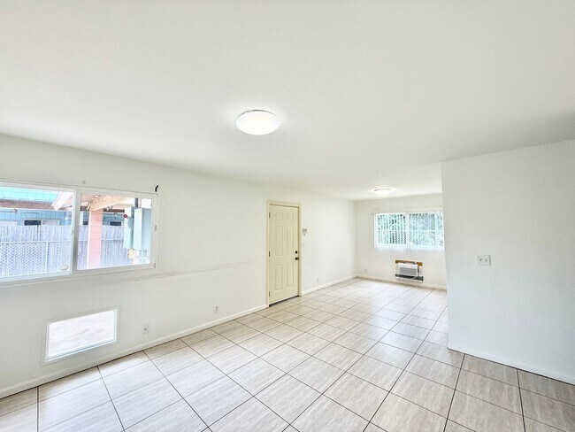 Foto del edificio - Huge 6br/3ba SF House with Solar Panels!