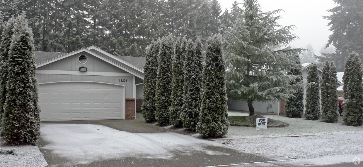 Building Photo - Emerald Place Duplexes