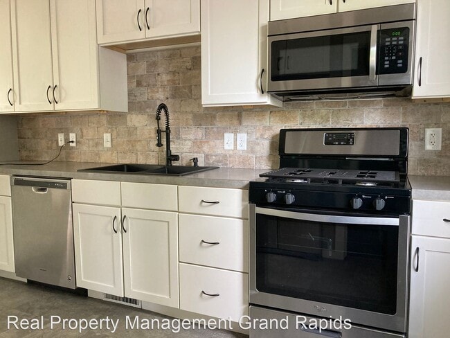 Building Photo - 4 br, 2 bath House - 400 Carrier Street NE