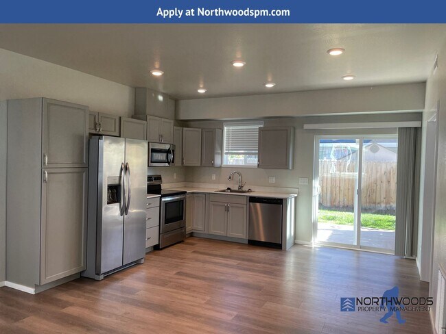Building Photo - New Very Nice 2 Bedroom 1 Btahroom Downsta...