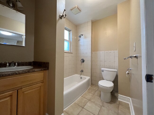 Foto del edificio - 469 Halsted St