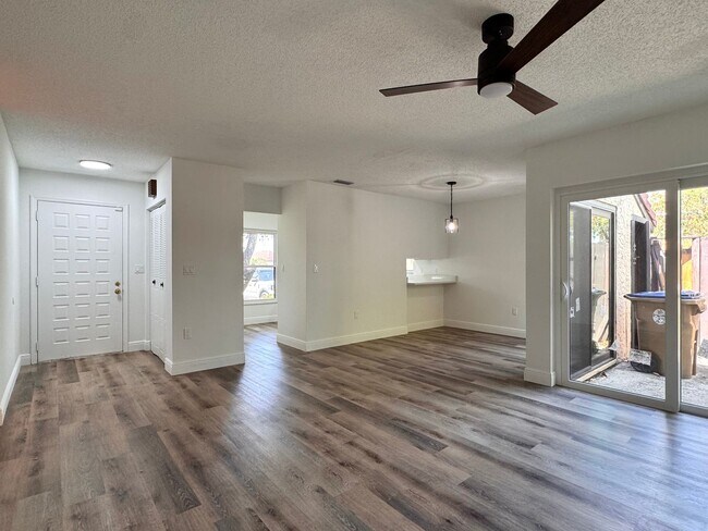 Building Photo - Beautifully Remodeled 2 Bed 2 Bath in Kiss...