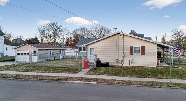 Building Photo - 426 S Wilbur Ave